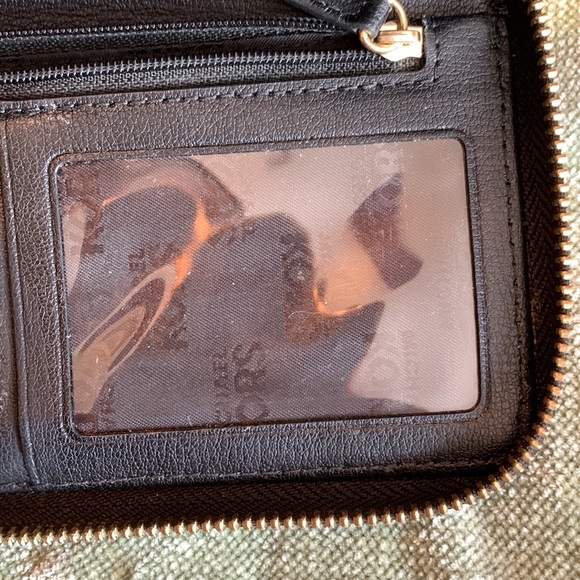 Michael Kors Wristlet Wallet🔥 - Picture 9 of 12